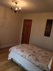 Postel nebo postele na pokoji v ubytování Oakdale, Templemore, E41F856