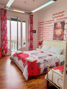 ナポリにあるB&B Blue Crystalのベッドルーム1室(赤い花の大きなベッド1台付)