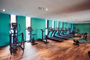 ein Fitnessstudio mit einer Reihe von Laufbändern und Crosstrainern in der Unterkunft La Casa hotel Gwangmyeong in Gwangmyeong