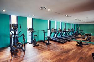GwangmyeongにあるLa Casa hotel Gwangmyeongのトレッドミルとエリプティカルを並べたジム