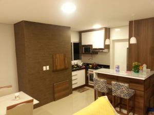 een keuken met een aanrecht en een aanrechtblad bij quarto social privado ap compartilhado in Capão da Canoa