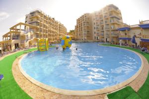 Bazén v ubytovaní Sphinx Aqua Park Beach Resort alebo v jeho blízkosti