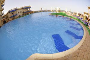 Bazén v ubytovaní Sphinx Aqua Park Beach Resort alebo v jeho blízkosti