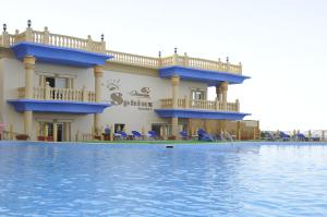 Bazén v ubytovaní Sphinx Aqua Park Beach Resort alebo v jeho blízkosti