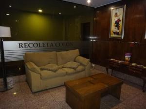 sala de estar con sofá y mesa de centro en Recoleta Colon en Mendoza