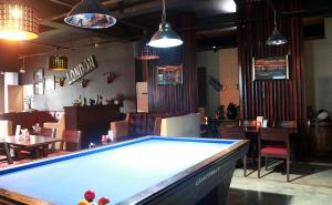 Java Palace Hotel tesisinde bir bilardo masası