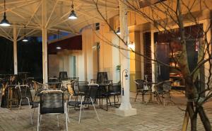 Java Palace Hotel tesisinde bir restoran veya yemek mekanı
