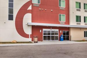 a red building with a large circle on the side at Motel 6 Poplar Bluff, MO in Poplar Bluff