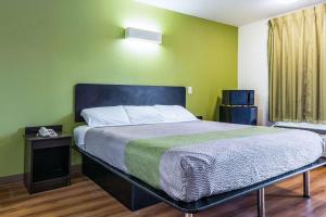 a bed in a room with a green wall at Motel 6-Alexandria, LA - South in Alexandria +25 photos