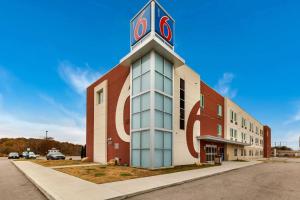 a building with a clock tower on the side of it at Motel 6 Poplar Bluff, MO in Poplar Bluff