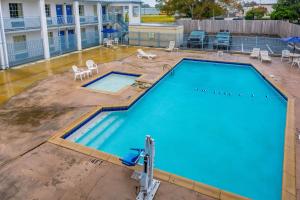 Ein Blick auf den Pool von der Unterkunft Motel 6-Alexandria, LA - South oder aus der Nähe