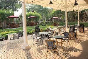 Java Palace Hotel tesisinin dışında bir bahçe