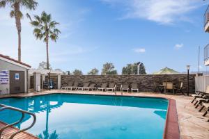 フェアフィールドにあるStudio 6-Fairfield, CA - Napa Valleyの石壁のスイミングプール(椅子付)