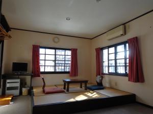 Ruang duduk di Hakuba Matata Lodge
