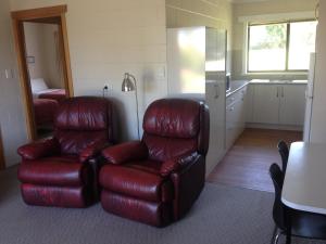 A seating area at Willaway Motel Apartments