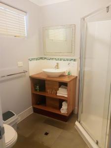 Ένα μπάνιο στο Adamsons Riverside Accommodation