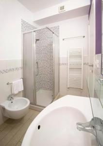 biała łazienka z wanną i umywalką w obiekcie La Perla Del Conero Affittacamere w mieście Numana