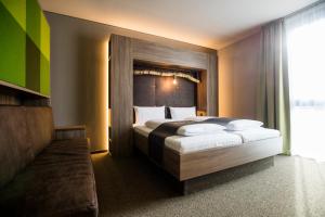Säng eller sängar i ett rum på RiKu HOTEL Pfullendorf