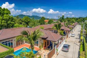 eine Luftansicht eines Hauses mit Straße in der Unterkunft Rawai Private Villas - Pools and Garden in Rawai Beach