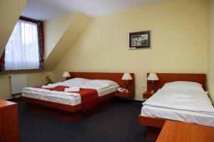 Un pat sau paturi într-o cameră la Lipa Hotel és Étterem