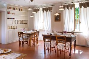 Reštaurácia alebo iné gastronomické zariadenie v ubytovaní Agriturismo Tra Le Vigne