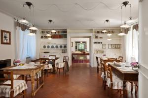 una sala da pranzo con tavoli e sedie in legno di Agriturismo Tra Le Vigne a Buttrio