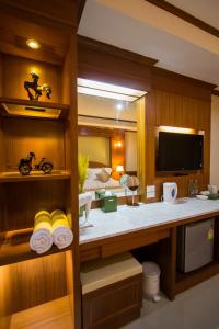 Habitación con cama y escritorio con toallas. en The Lion King Hotel Udonthani, en Udon Thani