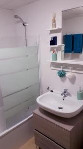ein Badezimmer mit Waschbecken und Dusche in der Unterkunft Luxe appartement on Mar Menor Golf Resort with Padel, Fitness, Wellness facilities in Torre-Pacheco