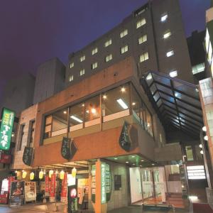 - un bâtiment avec un balcon sur le côté dans l'établissement Kumamoto Green Hotel, à Kumamoto