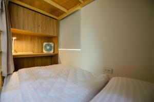 Una cama o camas en una habitación de Ta Li Wen B&B