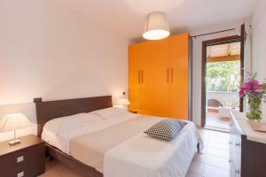 ein Schlafzimmer mit einem großen Bett und einem Fenster in der Unterkunft Appartamento prato inglese sinistro Salento in Specchiolla 