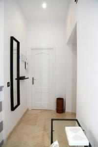 セビリアにあるSweet Homeの白いドアと鏡が備わる部屋