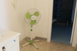 un piccolo ventilatore in un angolo di una camera di Vent In Costa Ospitalità Diffusa a Furore