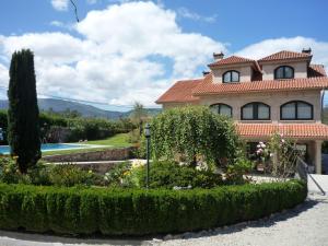 a house with a garden in front of it at Casa das Pías in Pías