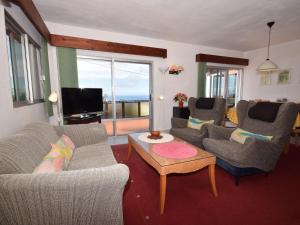 soggiorno con divani e tavolino da caffè di Cozy Holiday Home in Mesa del Mar with Sea View a Tacoronte