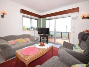 un soggiorno con 2 divani e una TV di Cozy Holiday Home in Mesa del Mar with Sea View a Tacoronte