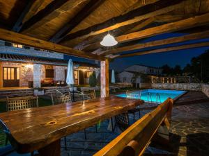 Fotografia z galérie ubytovania Elegant Villa in Istria with Outdoor Pool v destinácii Tinjan