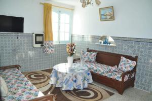 uma sala de estar com duas cadeiras e uma mesa em City Apartment sur le port de Mahdia Free Wifi em Mahdia