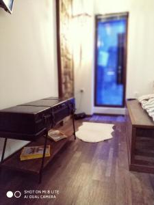A television and/or entertainment centre at Oasi