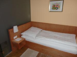 Ein Bett oder Betten in einem Zimmer der Unterkunft Hotel Cafe Lorenz