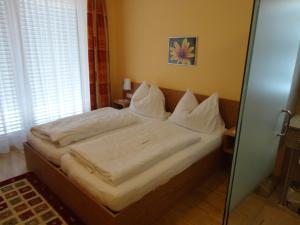 Ein Bett oder Betten in einem Zimmer der Unterkunft Hotel Cafe Lorenz