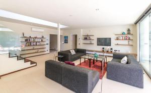 sala de estar con 2 sofás y TV en Villa Claudia en L'Escala