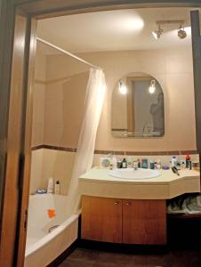 un bagno con un lavandino, una vasca e uno specchio di Rochas Shared Apart Garden Refuge a Funchal Altre 23 foto
