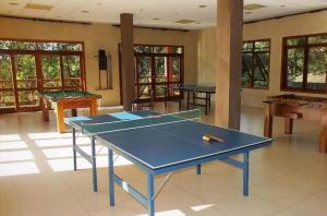 Stolní tenis v ubytování Bangalô com vista para o mar no condomínio Yacamim Ilhabela praia do Curral nebo okolí