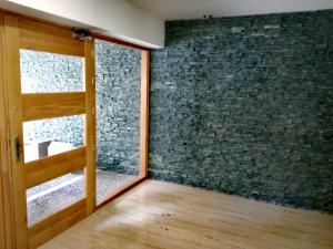 una camera con una porta e un muro di mattoni di Spacious and Modern Downtown Apartment a Heraklion