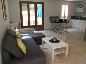 sala de estar con sofá y mesa en Villa Célestine en Roussillon