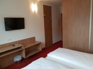 Televízia a/alebo spoločenská miestnosť v ubytovaní FairSleep Motel Hainburg