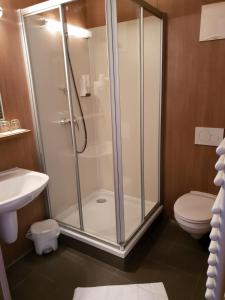 Kúpeľňa v ubytovaní FairSleep Motel Hainburg + 12 fotografií