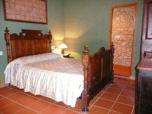 1 dormitorio con 1 cama grande en una habitación en CAN TRAVÉ, en Crespiá