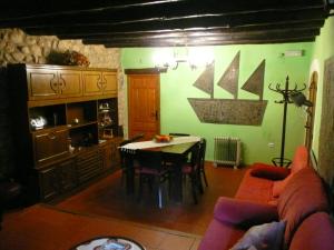 eine Küche und ein Esszimmer mit einem Tisch und Stühlen in der Unterkunft CAN TRAVÉ in Crespiá